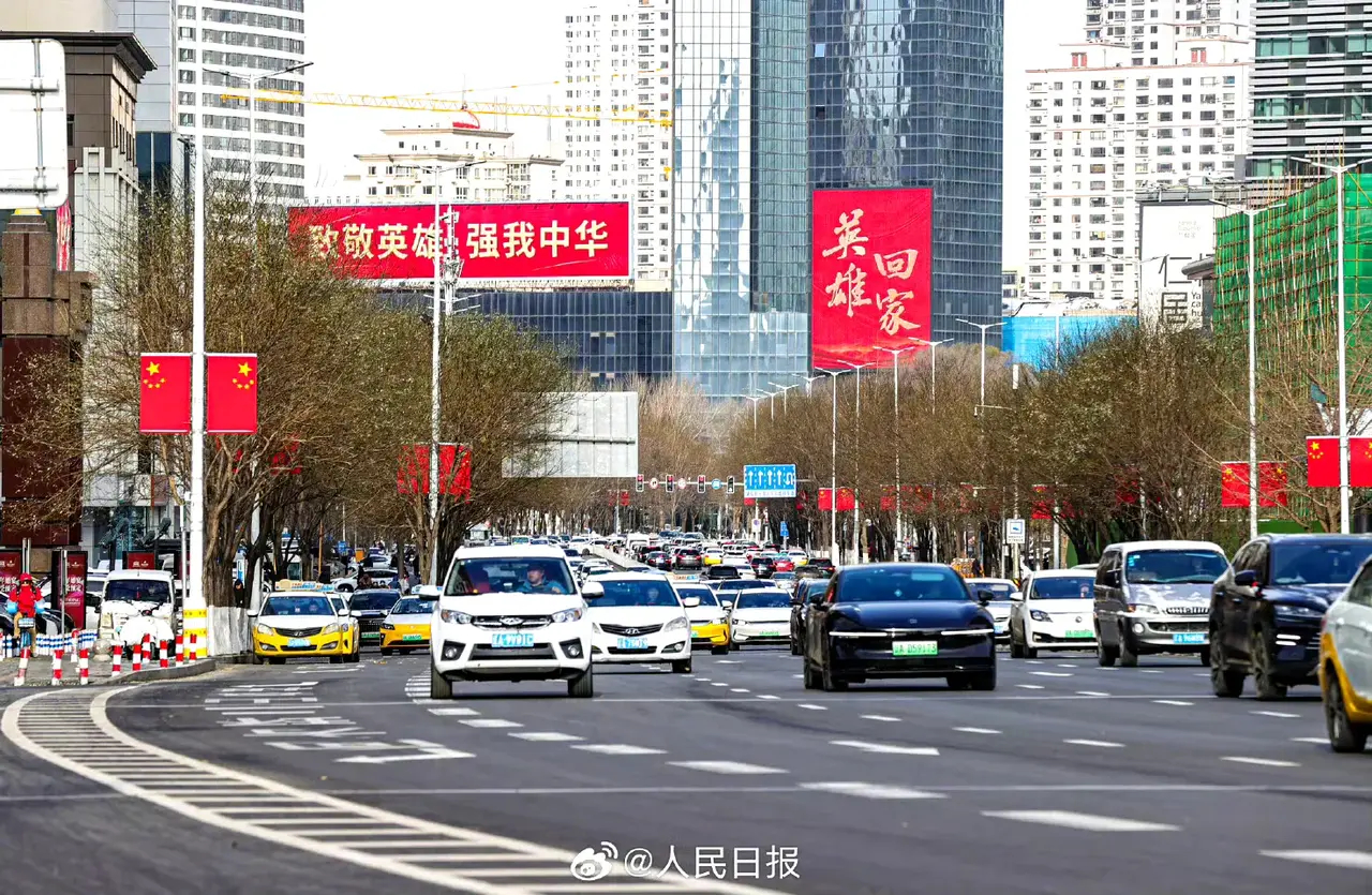 沈阳街头五星红旗飘扬，展现爱国热情与民族团结的力量