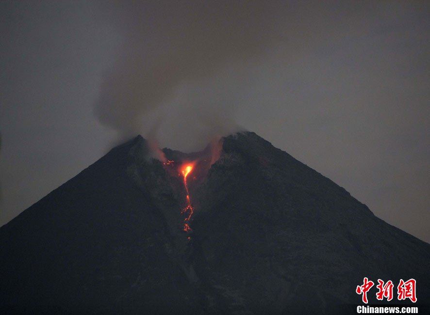 印尼火山喷发致旅游危机，多名中国游客滞留巴厘岛