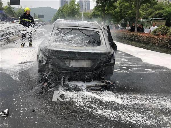 杭州男子骑摩托车撞护栏翻桥身亡事件深度分析