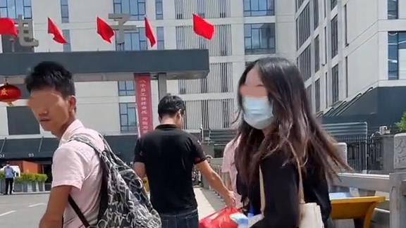 现代婚恋观念与传统习俗冲突，男子订婚后女方与他人领证引发思考