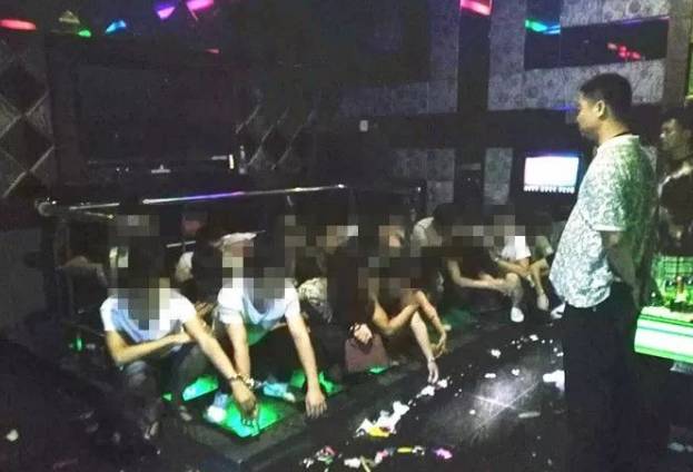 KTV聚众吸毒事件，警方一锅端行动抓获17名男女