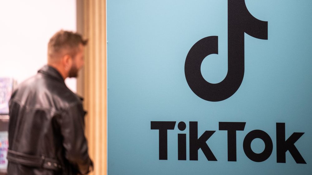 TikTok CEO周受资与马斯克商业巨头跨界合作启动