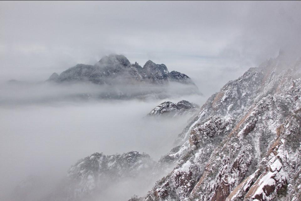 黄山金色雪景惊艳冬日，奇幻童话般的冬日世界