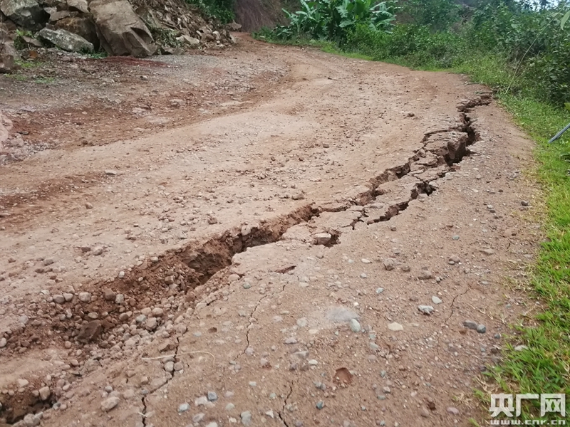 云南村落地面突发开裂，深夜紧急疏散村民