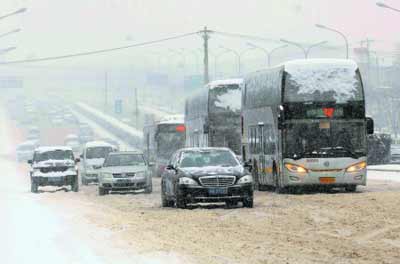 鹤岗暴雪破纪录，乘客雪中推公交，团结力量应对挑战