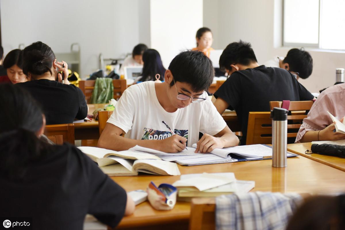 大三女生多元职业体验探索，新常态下的大学生职业选择与思考