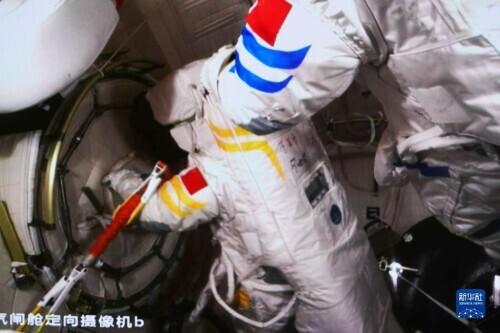 神十九航天员首次出舱活动圆满成功，探索宇宙壮丽新篇章