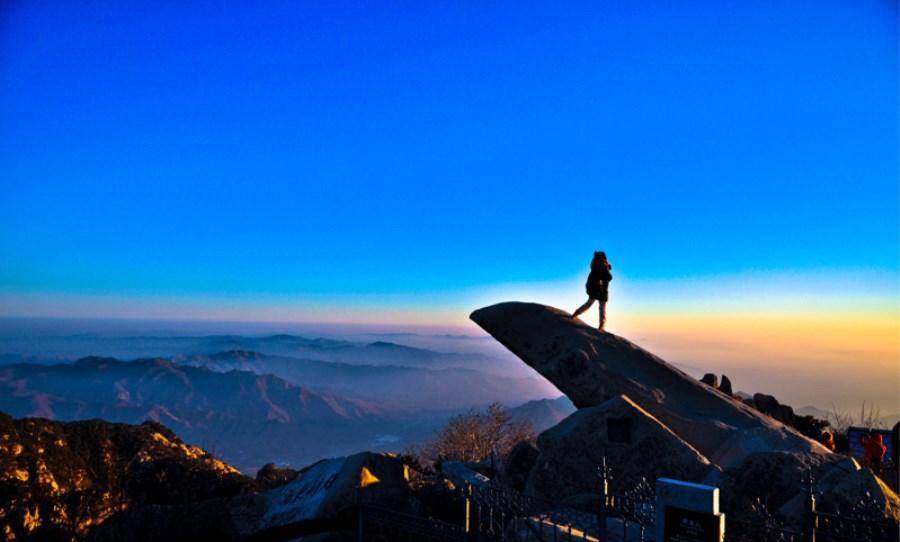 山航机长视角下的壮丽景观，泰山与黄河同框展现的壮丽景色