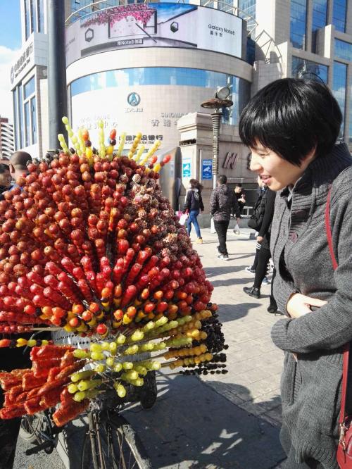 哈尔滨街头蔓越莓冰糖葫芦的魅力，分发1600根的奇妙经历