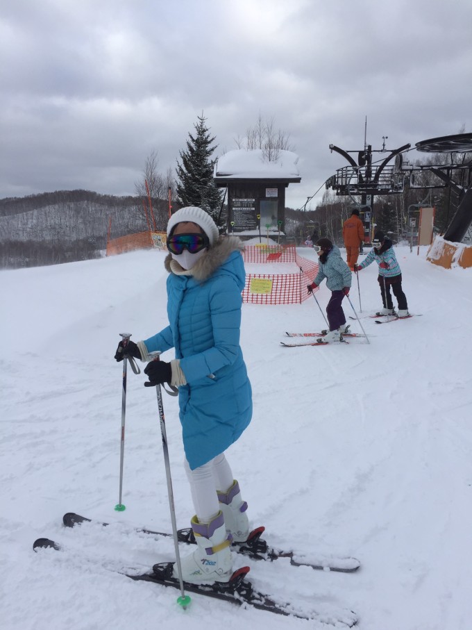 中国游客滑雪遭遇粉雪险境致悲剧，警示滑雪安全需重视