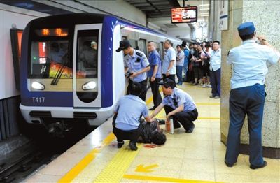 美国男子地铁站推人事件，深度分析与反思